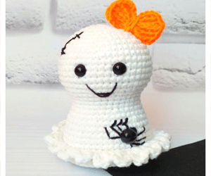 Bé Ma trắng cài nơ cam