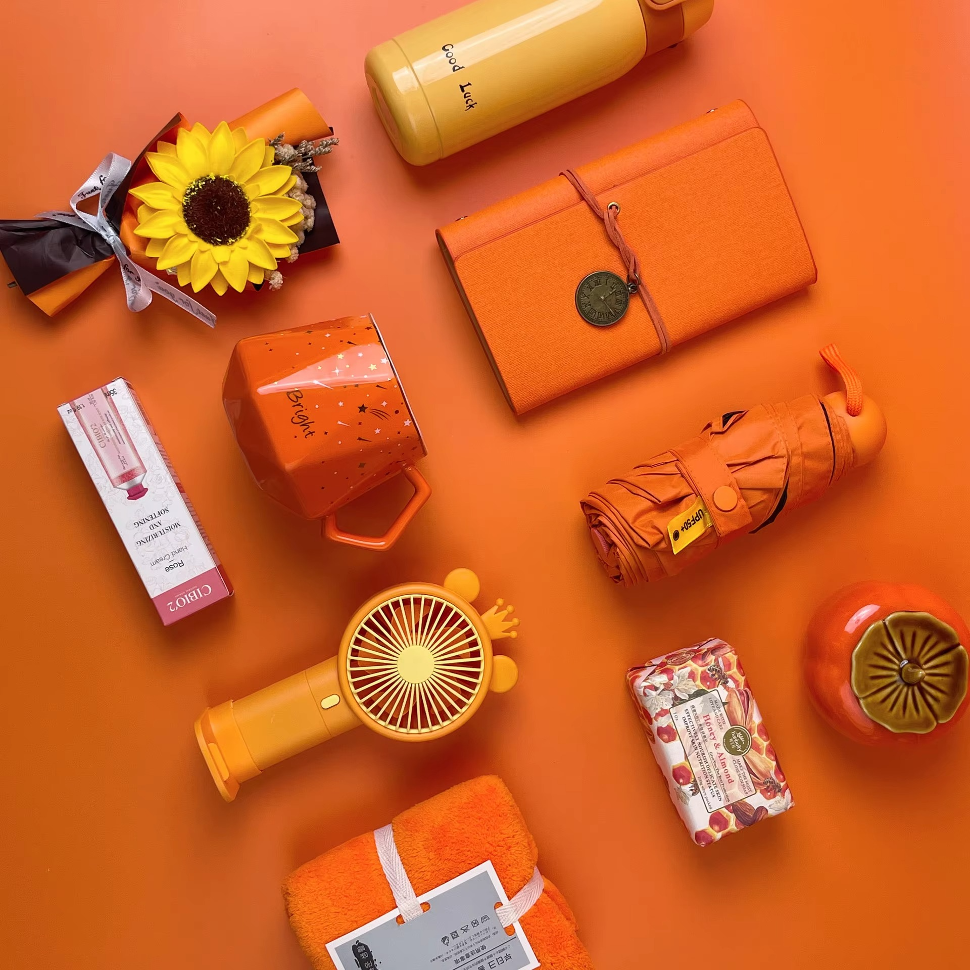 Bộ quà tặng doanh nghiệp màu cam rực rỡ nhiều option để lựa chọn