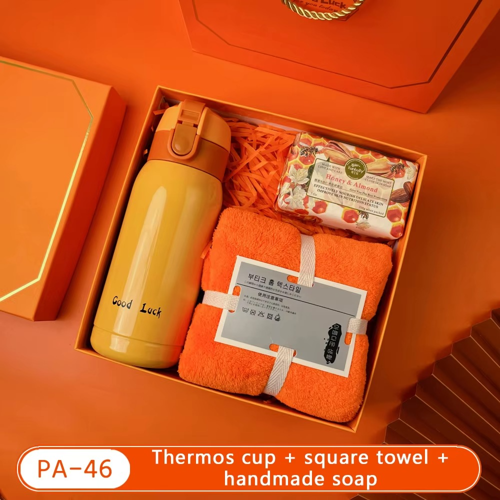 Bộ quà tặng doanh nghiệp màu cam rực rỡ nhiều option để lựa chọn