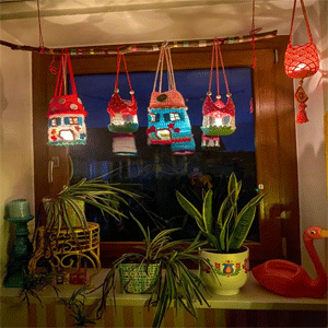 Chao đèn len sợi móc ngôi nhà đáng yêu