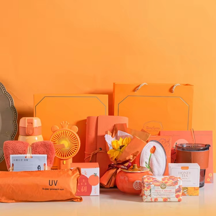 Bộ quà tặng doanh nghiệp màu cam rực rỡ nhiều option để lựa chọn